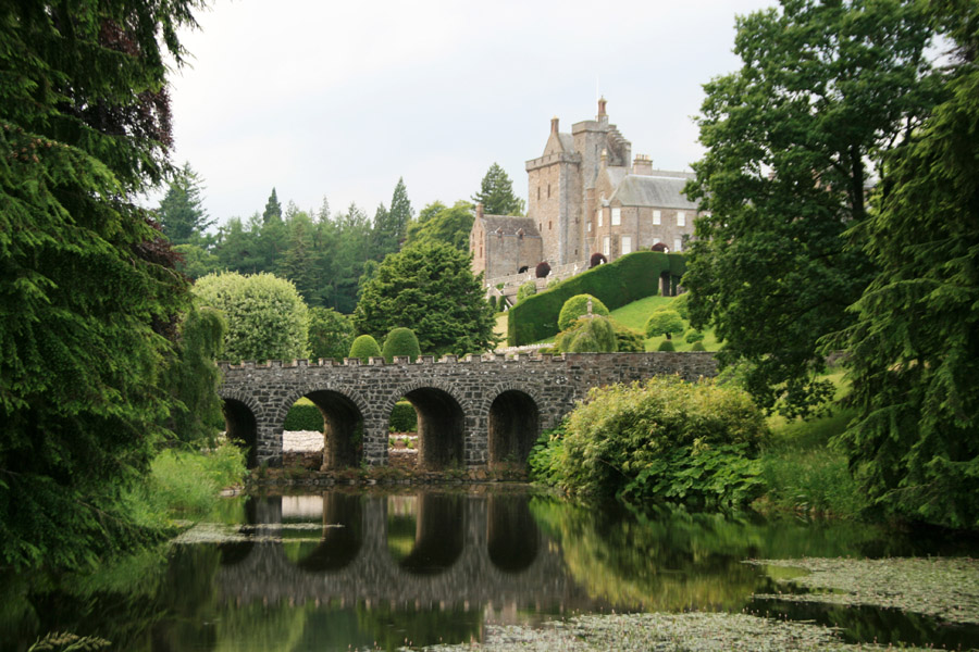 Drummond Castle Gardens and Ardoch Roman fort Stravaiging around Scotland